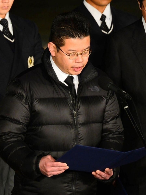 遺族代表として震災から２５年の思いを語る上野好宏さん＝１７日午前５時５４分、神戸市中央区、東遊園地（撮影・秋山亮太）