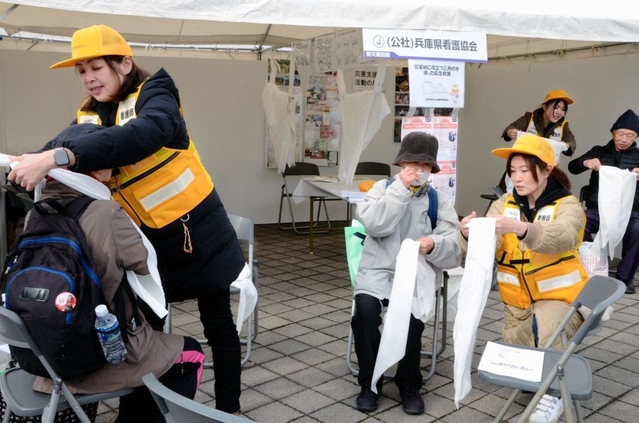 応急手当の仕方を体験するブース＝１７日午前１１時、神戸市中央区脇浜海岸通１