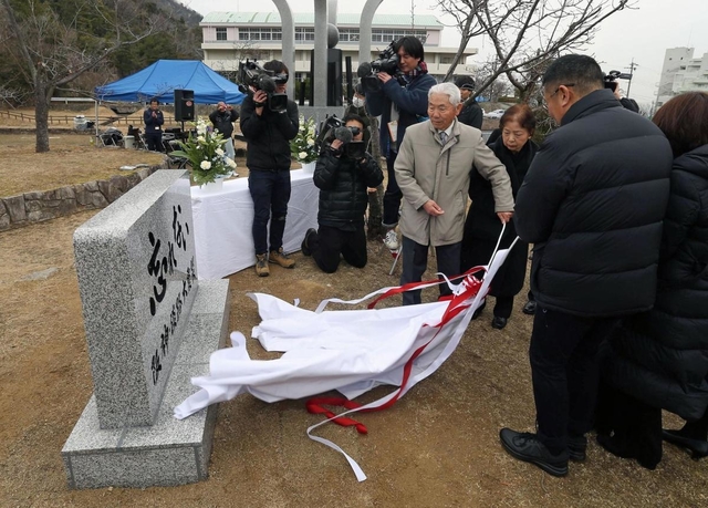 宝塚市の震災遺族たちの手で除幕された「追悼の碑」＝１７日午後０時３分、宝塚市小林（撮影・風斗雅博）