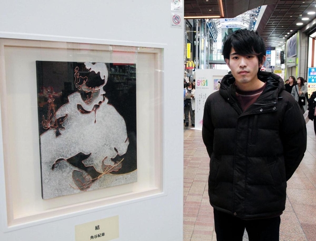 １０年前の自作と向き合い、新作を仕上げた角谷紀章さん＝１７日午後２時２５分、神戸市中央区三宮町１