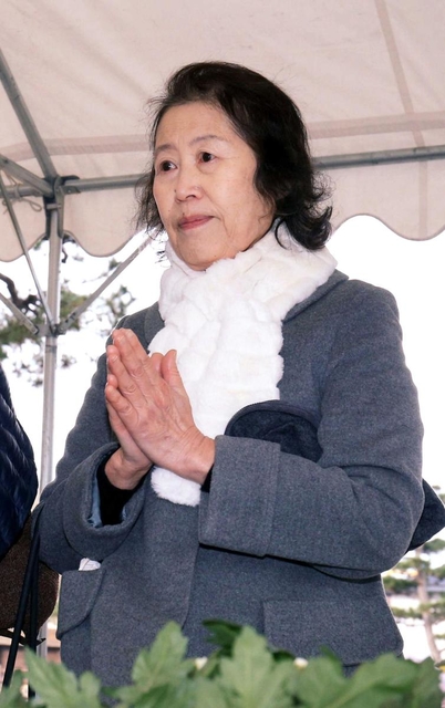 献花台で母に祈りをささげる香村雅子さん＝１７日午前、芦屋市浜芦屋町（撮影・風斗雅博）