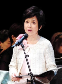 被災者の詩を朗読する竹下景子さん＝２０１５年１月１８日、西宮市の兵庫県立芸術文化センター