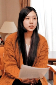 朗読への思いを語る関西学院大１年の上野明日香さん＝神戸市東灘区本庄町１、神戸レインボーハウス