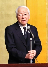 幹部職員を前に、新年の抱負を述べる井戸敏三知事＝兵庫県庁西館