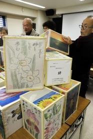 追悼式に向けて灯籠を点検する「ゆりの会」のメンバーたち＝西宮市仁川百合野町
