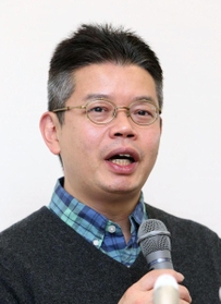 「追悼の集い」で遺族代表として言葉を述べる上野好宏さん。会見では亡き母への思いを語った＝８日午前、神戸市役所（撮影・辰巳直之）