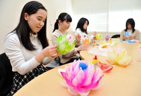 ハスの花作りに取り組む学生ら＝関西看護医療大学