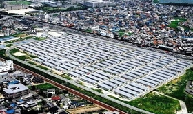 ＪＲ神戸線（手前）と加古川バイパスに挟まれて仮設住宅が立ち並んでいた「東加古川団地」＝１９９７年８月、加古川市平岡町
