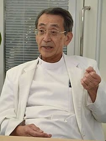 仮設住宅で訪問診療に当たった経験を振り返る西村正二医師＝加古川市野口町水足、西村医院