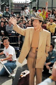 ファンから「寅さーん」と呼びかけられ、笑顔で応える渥美清さん＝１９９５年１０月、神戸市長田区
