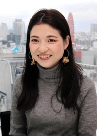 ウエディングプランナーを務めながら震災の語り部などを続ける小島汀さん＝大阪市北区大深町