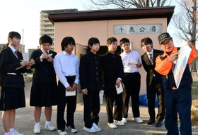 千歳地区の住民から、阪神・淡路大震災の被災状況を聞く中学生たち＝神戸市須磨区千歳町２（撮影・秋山亮太）