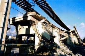 倒壊した山陽新幹線の高架橋＝１９９５年１月２４日、尼崎市内