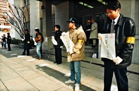 日銀神戸支店前で銀行名を書いた紙を持って、案内にあたる行員＝１９９５年１月２０日、神戸市中央区京町