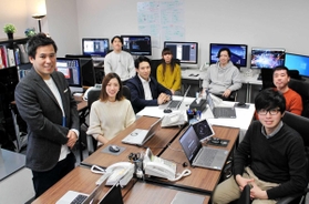 プラットインの本社でスタッフと並ぶ高田隼渡社長（左端）。東京にも拠点を構え、企業の採用サイトやウェブ制作を手掛ける＝大阪市中央区本町４