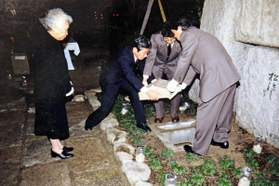 芦屋市の震災犠牲者の銘板が地中に納められた奉納式。左は当時の北村春江市長＝２００２年１月、芦屋市浜芦屋町（芦屋市提供）