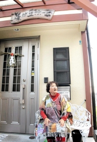 星が丘ホームの前で、２０年間の歩みを振り返る徳岡八重子さん＝神戸市垂水区星が丘３