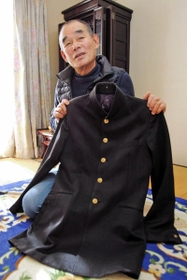 長男の隆司さんが中学校で着た制服を手に、思いを語る糸川幸信さん＝伊丹市内