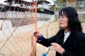 昨年１１月、次男の隆文さんが亡くなったアパートがあった土地を訪れた船越明美さん。毎年１月１７日に参ってきた＝宝塚市清荒神１