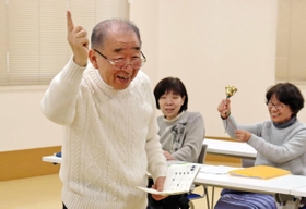 参加者の前で歌唱指導をする安元邦夫さん＝神戸市西区曙町、兵庫県立リハビリテーション中央病院