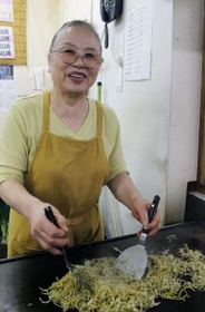 そば焼きを焼く入口茂子さん＝神戸市長田区二葉町３
