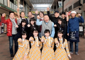 １７日のイベントを前に「笑顔を届けたい」と意気込む松村邦洋さん（上段中央）ら＝神戸市長田区大橋町６