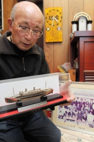 米寿記念に父清十郎さんに贈られた船の模型を手に、思い出を語る林照夫さん＝洲本市宇原