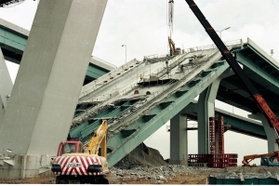 阪神・淡路大震災で崩落した阪神高速湾岸線西宮港大橋＝１９９５年２月１４日、西宮市甲子園浜