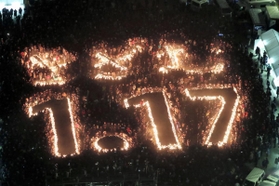竹灯籠の光で描かれた「きざむ　１・１７」＝１７日午前５時４６分、神戸市中央区、東遊園地（撮影・大山伸一郎）