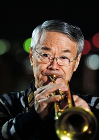 鎮魂の曲を奏でる松平晃さん＝１７日午前５時５５分、神戸市中央区、ビーナスブリッジ（撮影・中西幸大）