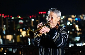 鎮魂の曲を奏でる松平晃さん＝１７日午前５時５６分、神戸市中央区、ビーナスブリッジ（撮影・中西幸大）