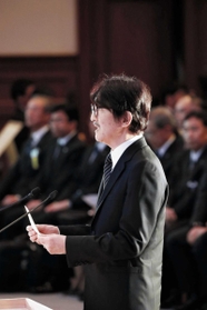 追悼の言葉を述べられる秋篠宮さま＝１７日午後０時１２分、神戸市中央区（撮影・斎藤雅志）兵庫県公館