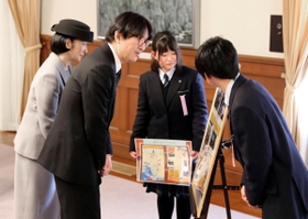 尼崎小田高の生徒から防災活動について説明を受ける秋篠宮ご夫妻＝１７日午前１１時１４分、神戸市中央区、兵庫県公館（代表撮影）