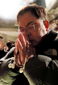 兄純一さんを思い、目を閉じる綱島浩之さん＝１７日午前、神戸市中央区、東遊園地（撮影・鈴木雅之）