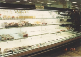 商品がほぼなくなった陳列棚＝１９９５年１月１８日（同店提供）