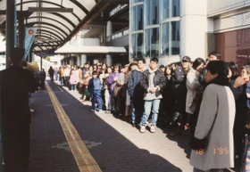 震災翌日、開店前にできた長蛇の列＝１９９５年１月１８日、神戸市西区、西神そごう前（提供写真）