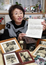 東京消防庁の派遣隊員から届いた手紙を手にする素川貴子さん＝神戸市東灘区本山中町４（撮影・吉田敦史）