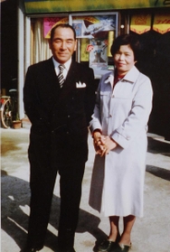 北村末広さんと妻の浅子さん