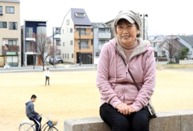 阪神・淡路大震災までは住宅が密集していた公園で、当時の様子を説明する加久久代さん＝神戸市灘区六甲町１、六甲風の郷公園（撮影・鈴木雅之）