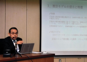 地震による経済被害額の推計モデルについて説明する神戸大の豊田利久特命教授＝神戸市灘区六甲台町１