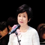 被災者の詩を朗読する竹下景子さん＝２０１５年１月１８日、西宮市の兵庫県立芸術文化センター