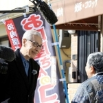 阪神・淡路大震災で被災した旧菅原市場跡を訪れ、取材する久米宏さん（左）＝神戸市長田区菅原通４（撮影・鈴木雅之）