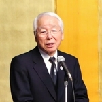 幹部職員を前に、新年の抱負を述べる井戸敏三知事＝兵庫県庁西館