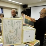 追悼式に向けて灯籠を点検する「ゆりの会」のメンバーたち＝西宮市仁川百合野町