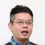 「追悼の集い」で遺族代表として言葉を述べる上野好宏さん。会見では亡き母への思いを語った＝８日午前、神戸市役所（撮影・辰巳直之）
