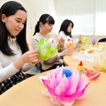 ハスの花作りに取り組む学生ら＝関西看護医療大学