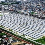 ＪＲ神戸線（手前）と加古川バイパスに挟まれて仮設住宅が立ち並んでいた「東加古川団地」＝１９９７年８月、加古川市平岡町