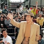 ファンから「寅さーん」と呼びかけられ、笑顔で応える渥美清さん＝１９９５年１０月、神戸市長田区