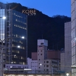 夕刻の神戸の街に浮かんだ「１．１７」の電飾＝１０日午後、神戸市中央区（撮影・秋山亮太）