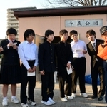 千歳地区の住民から、阪神・淡路大震災の被災状況を聞く中学生たち＝神戸市須磨区千歳町２（撮影・秋山亮太）
